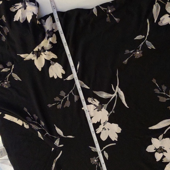 OLD NAVY: Black with white floral luxe T-shirt --Xlarge - Picture 3 of 4